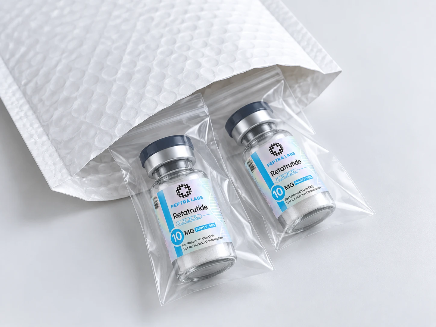Gepolsterter Umschlag mit versiegelten Peptid-Fläschchen, jedes in einem durchsichtigen Beutel