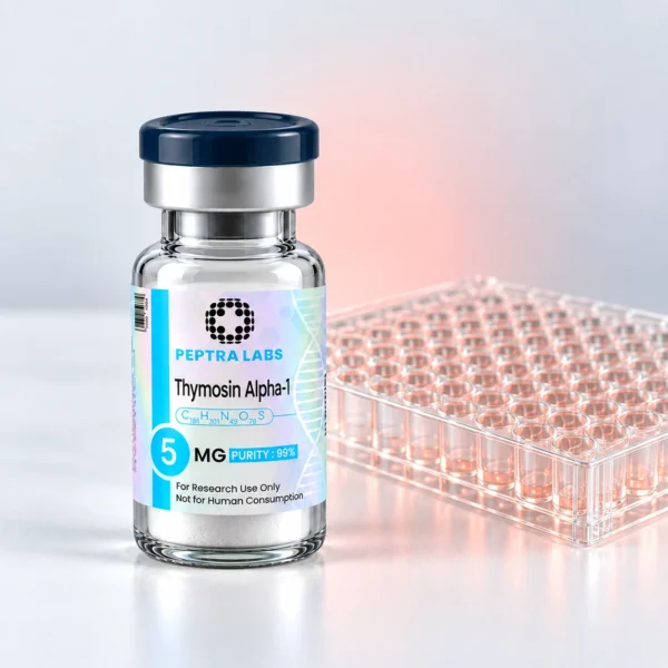 Thymosin Alpha-1-Fläschchen neben einer Well-Platte, Kategorie Immun- und Entzündungsforschung