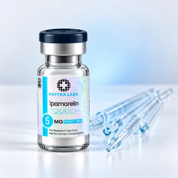 Ipamorelin-Fläschchen neben Laborpipetten, Kategorie Wachstumshormon- und Endokrinforschung